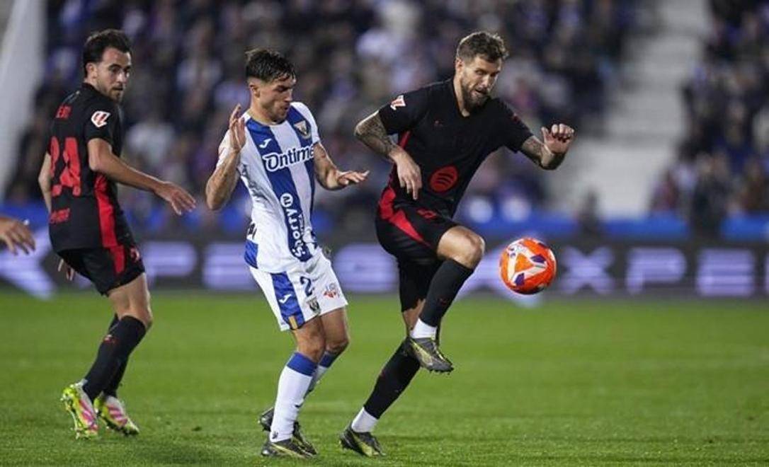 爱游戏客户端巴萨后卫神勇救险，助球队成功保级，大学增加重要推荐.