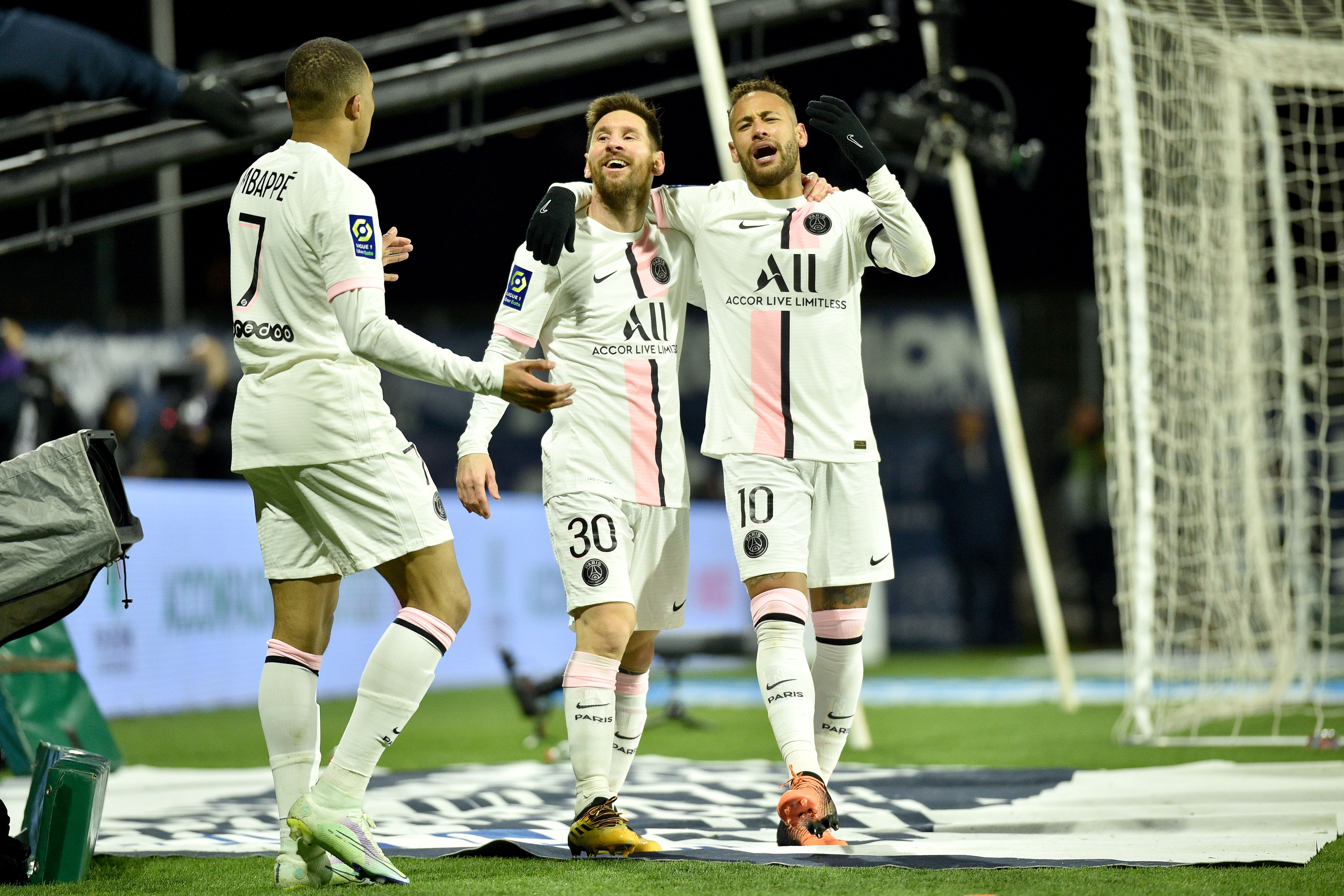 爱游戏平台包含内马尔官方宣布战术调整新规，湖人引发争议！的词条