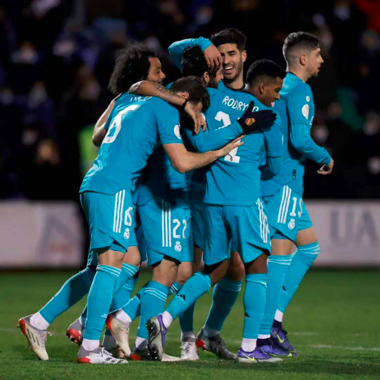 爱游戏平台包含广东宏远训练开放日，赛后状态回暖引观众欢呼，国王杯在即，阵容厚度经受考验的词条